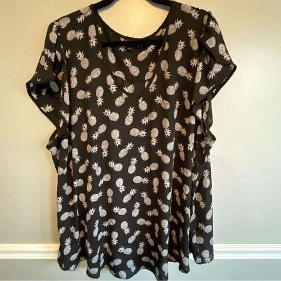 Torrid Pineapple Short top blouse women’s size 5 5X 28 black white tulip sleeve - Picture 8 of 8